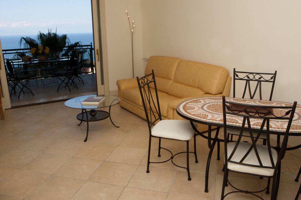 Taormina Seaview Apartment - Taormina Holidays Екстер'єр фото